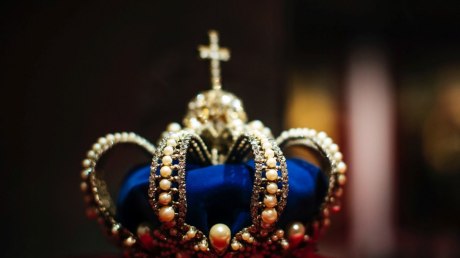 Eine Krone mit blauem Samt und Perlen