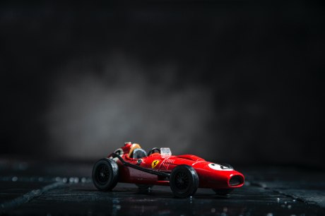Formel-1-Rennwagen als Modell vor schwarzem Grund