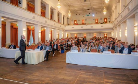 gefülltes Auditorium in einem prachtvollen Kongresssaal