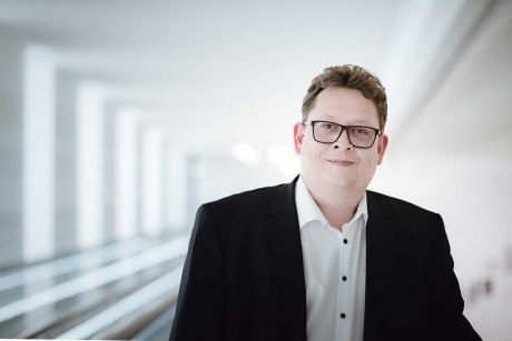 Mann mit Brille 