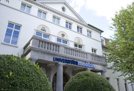 helle, klassizistische Fassade mit Schriftzug universitätsmedizin.