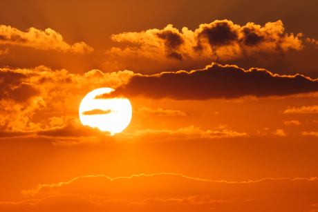 Sonne hinter Schleierwolken