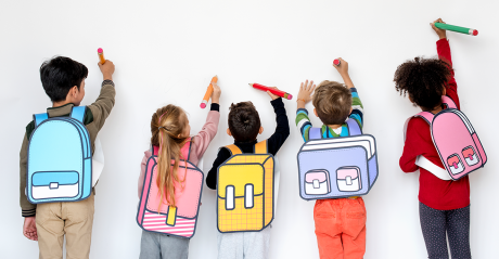 Fünf Kinder in Rückansicht mit großen Stiften und stilisierten Schultaschen auf dem Rücken