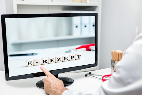 Monitor mit Buchstaben, die das Wort "E-Rezept" ergeben