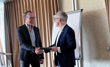 Prof. Sonntag und Dr. Ritter beim Handschlag