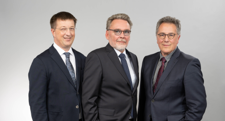 Dr. Peter Riedel, Dr. Torsten Tomppert und Ass. jur. Christian Finster im Portrait vor grauem Hintergrund