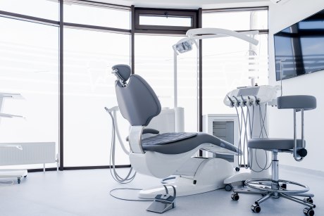 Blick in Behandlungszimmer einer Zahnarztpraxis
