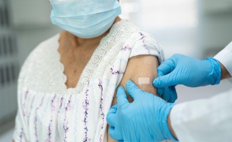 Pflaster am Oberarm einer Frau nach Impfung