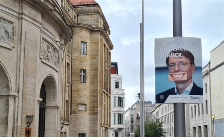 Ein Plakat mit Lauterbach-Konterfei vor dem Bundesgesundheitsministerium in Berlin