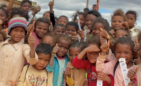 Kinder auf Madagaskar mit Zahnbürsten in der Hand