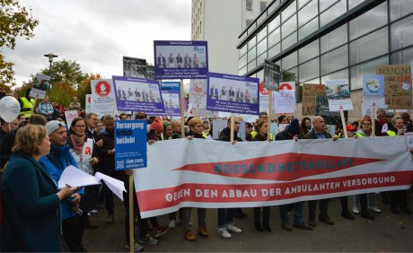 Demonstranten mit Plakaten gegen den Gesundheitskollaps