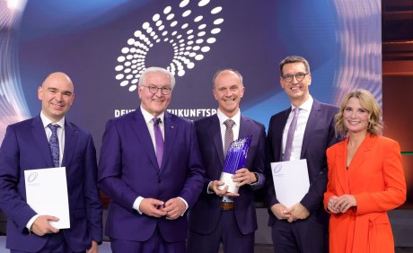 3 Preisträger des Deutschen Zukunftspreises 2023 mit dem Bundespräsidenten Steinmeiner und Moderatorin Yve Fehring