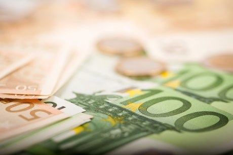 Verschiedene Geldscheine 100 bis 50 Euro übereinander liegend