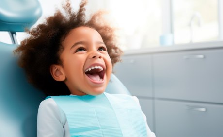 Kind im Zahnarztstuhl