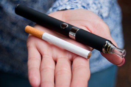 E-Zigarette und herkömmliche Zigarette