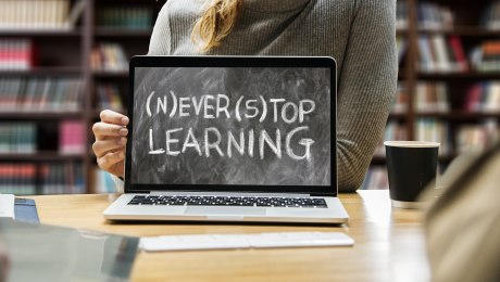 Aufgeklappter Laptop mit einer Bildaufschrift "Never Stop Learning"