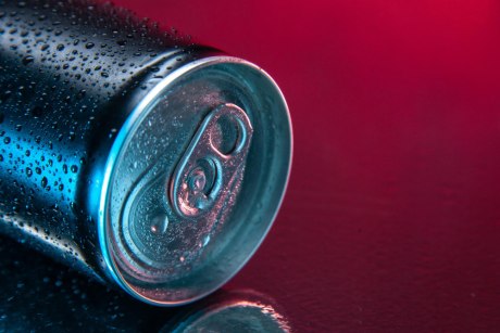 Frontansicht Energy Drink in Dose auf dunkelrosa Hintergrundfarbe Wasser Soda Dunkelheit Getränk