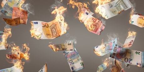 Verschiedene Geldscheine brennen