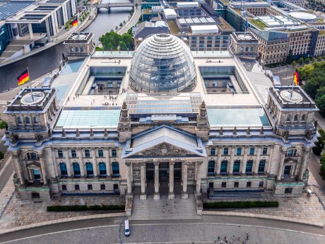 Reichstagsgebäude des deutschen Bundestag von oben