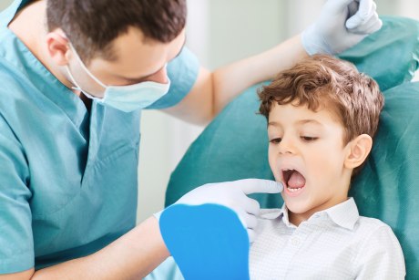 Junge beim Zahnarzt, Mund weit geöffnet