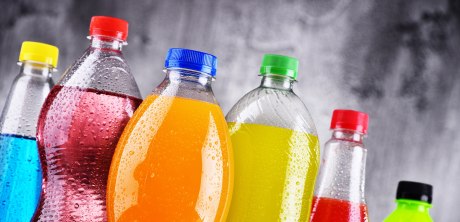 mehrere Getränkeflaschen aus Plastik mit Inhalt in verschiedenen Farben