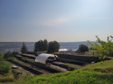 Hügelkuppe mit terrassenförmigen Graben, teils tunnelartig überdacht