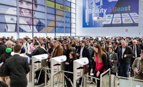 Menschenmassen vor Einlassautomaten auf der IDS