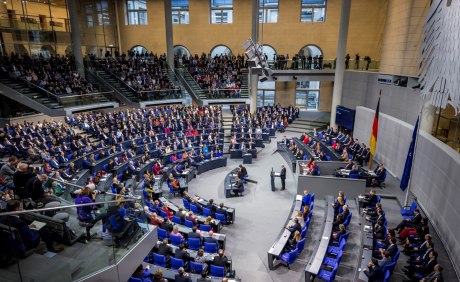 voll besetzter Plenarsaal des Bundestags mit Olaf Scholz am Rednerpult