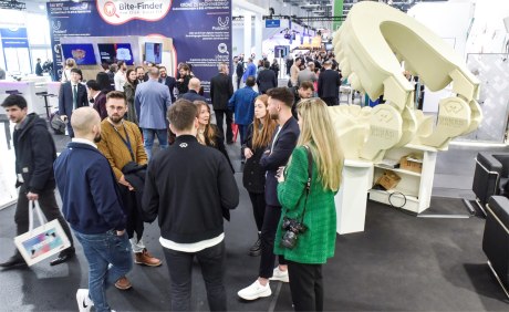 Gruppe von jungen Menschen im Kreis stehend in einer vollen IDS-Messehalle