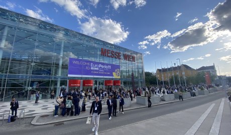 Viele Menschen vor großem Messsegebäude