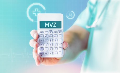 MVZ steht im Eingabefeld eines Taschenrechners in der Hand eines Mediziners