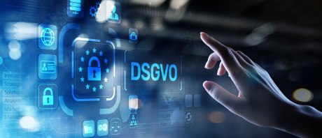 Hand zeigt auf virtuelle, transparente Darstellung von verschiedenen Daten und DSGVO