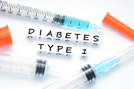 mehrere nsulin-Spritzen, in der Mitte weiße Buchstaben-Würfel, die Diabetes Typ1 anzeigen