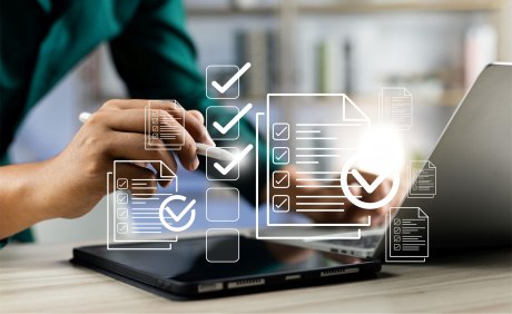 Hand setzt Häkchen in digitaler Checkliste