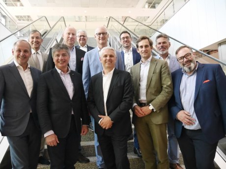 Viele Männer stellen sich auf einer Treppe fürs Foto auf