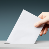 Wahlbrief wird in Wahlurne gesteckt