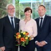 Dr. Eberhard Steglich, Dr. Heike Lucht-Geuther, Rouven Krone im Portrait. Dame mit Blumen bedacht