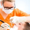Dentalhygienikerin behandelt Patientin
