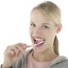 Eine Frau hält eine pinke Handzahnbürste an ihre Zähne