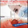 Ausblick aus einem Mund mit einer Frau mit Mundschutz die auf die Zähne schaut