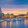 Stadtsilhouette von Dresden von der anderen Elbseite im Abendlicht