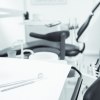 Blick in ein Behandlungszimmer einer Zahnarztpraxis, im Vordergrund Instrumente