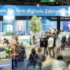 Messestand von CGM mit vielen Besuchern, die teilweise nur verschwommen erkennbar sind
