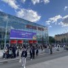 Viele Menschen vor großem Messsegebäude