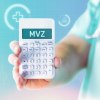 MVZ steht im Eingabefeld eines Taschenrechners in der Hand eines Mediziners