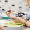 junge Frau arbeitet an einem Zahnmodell