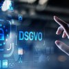 Hand zeigt auf virtuelle, transparente Darstellung von verschiedenen Daten und DSGVO