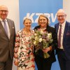 zwei Männer und zwei Frauen stehen nebeneinander vor einem KZBV-Schild