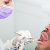 Behandlungssituation beim Zahnarzt mit Mann mit geöffnetem Mund