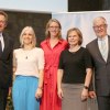 Zwei Männer und drei Frauen stehen nebeneinander und schauen in die Kamera